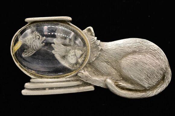 JJ Jewelry - JJ Vintage Pin Brooch Cat Fish Bowl Lucite Resin Pewter Signed 1980s Rare BinAJ